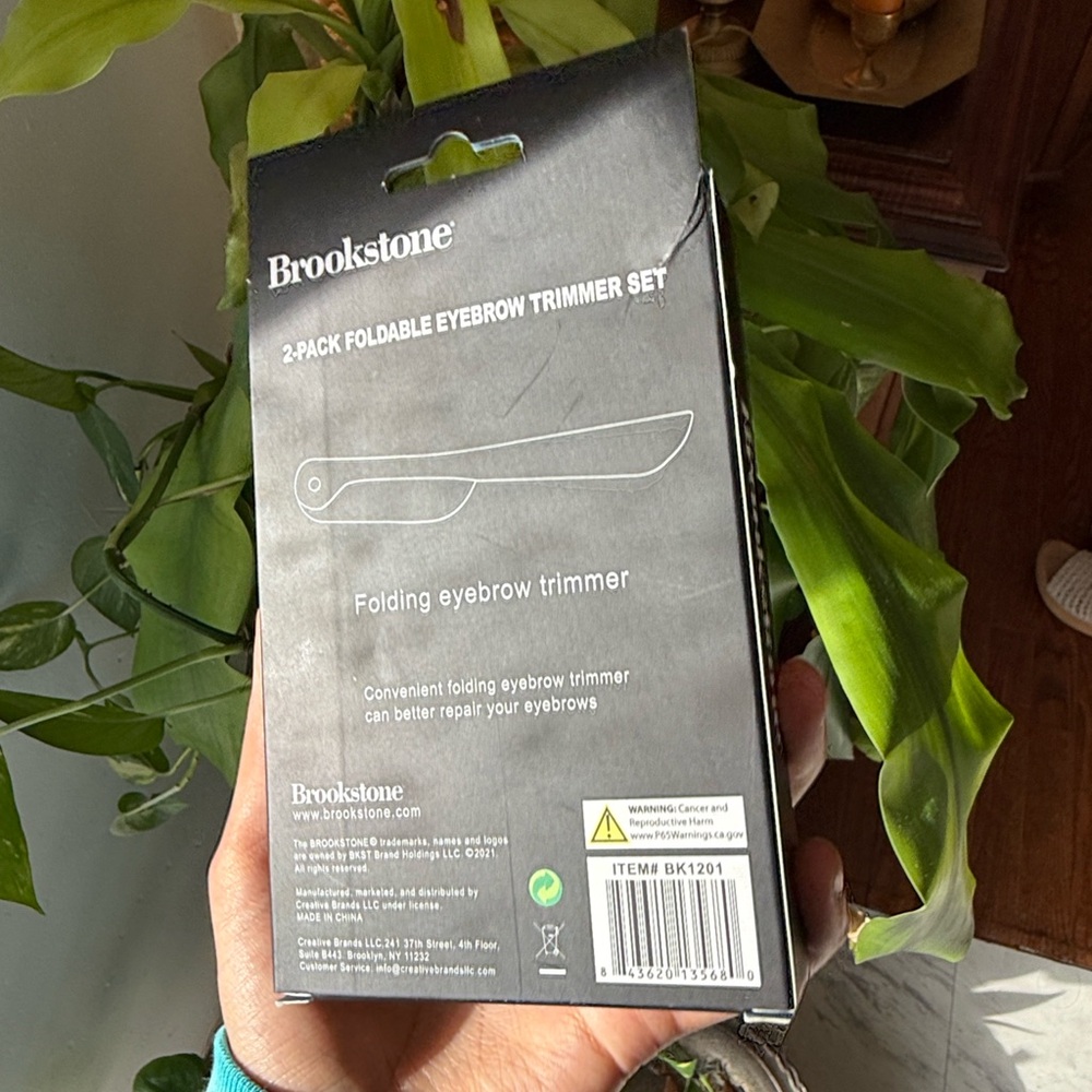 Brookstone Black Folding Eyebrow Trimmer Set - Picture 3 of 6
